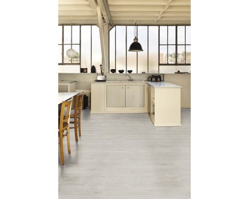 Heller Raum mit Designerküche, Esstisch und hellem Holzboden.