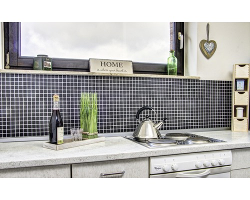 Küchenszene mit Mosaikfliesen, Herd, Kochutensilien und Dekorationen