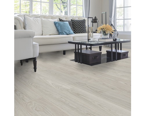 Heller Wohnraum mit Laminatboden, Sofa und Couchtisch