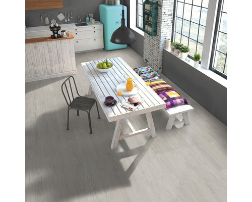 Heller Küchenraum mit Esstisch, Stuhl und Bodenbelag in Holzoptik