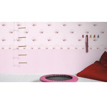 Rosa Kinderzimmer mit Tapete, Sprossenwand, Trampolin und Sitzsack