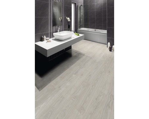 Modernes Badezimmer mit Laminatboden, Waschtisch und Badewanne