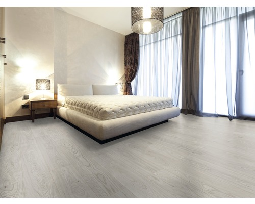 Heller Schlafzimmerraum mit Bett, Vorhängen und Holzboden