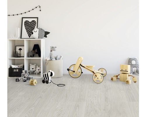 Kinderzimmer mit Spielzeug und hellem Holzboden