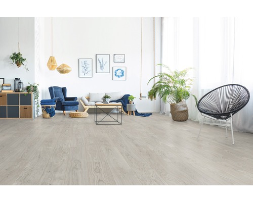 Heller Wohnraum mit Laminatboden, Sofa, Sessel und Dekorationen