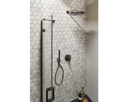 Badezimmer mit Dusche, Armatur und sechseckigen Fliesen