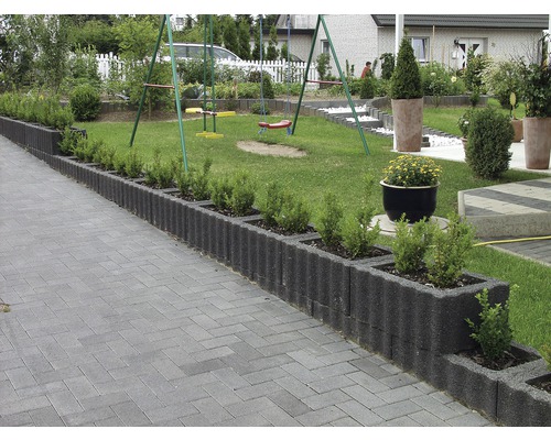 Gestalteter Garten mit Rasenfläche, Pflasterweg, Rasenkantensteinen und Spielplatz