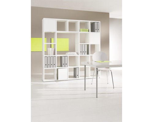 Weißes Regal mit Fächern zur Aufbewahrung von Ordnern und Büchern in einem Büro.