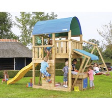 Kinderspielplatz mit Rutsche, Schaukel und Kletterwand im Garten.