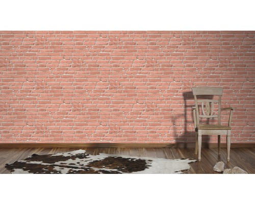 Raum mit Ziegelwand, Holzfußboden, Kuhfellteppich und Holzstuhl