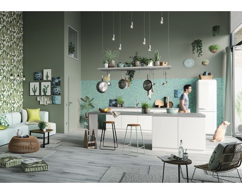 Heller Wohnraum mit Wohnbereich und Küchenbereich mit Kücheninsel, Sitzhockern und Dekoration