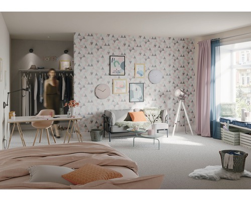 Helles Schlafzimmer mit geometrischer Tapete, Arbeitsbereich und Sitzecke