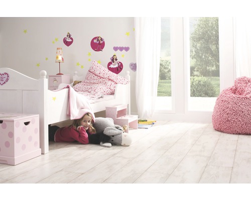 Kinderzimmer mit Bett, Nachttisch, Spielzeugkiste und Mädchen unter dem Bett