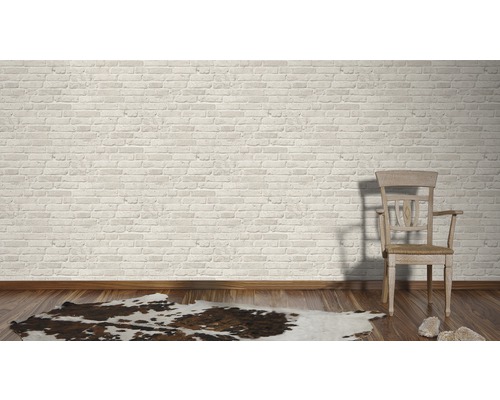 Heller Raum mit Ziegelwand, Holzfußboden, Teppich und Stuhl