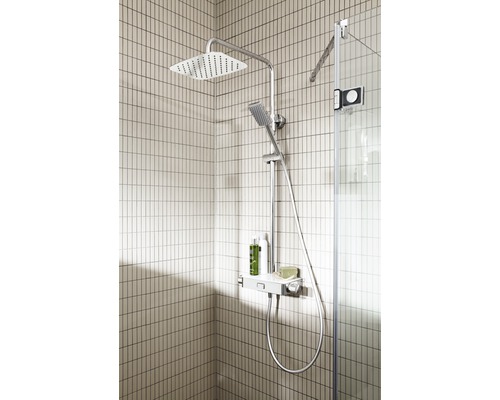 Duschsystem mit Kopfbrause und Handbrause in einem Badezimmer