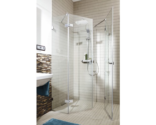 Begehbare Dusche mit Duschkopf und Armatur in Badezimmer