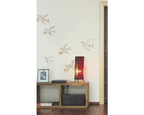 Dekoratives Interieur mit Wandaufklebern, Stehlampe und Holzregal
