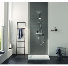 Modernes Badezimmer mit Dusche, Duschwanne und Handtuchhalter