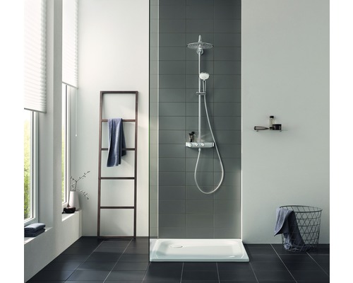 Modernes Badezimmer mit Dusche, Duschwanne und Handtuchhalter