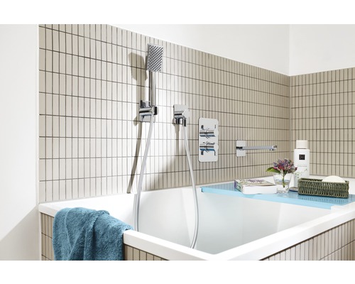 Badezimmer mit Badewanne, Duschkopf und Armaturen
