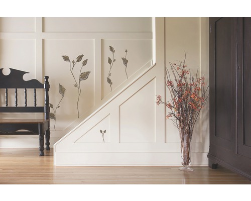 Flur mit Sitzbank, Treppe und Blumenvase