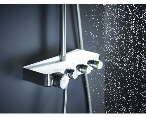 Brausearmatur mit Wasserstrahl im Badezimmer