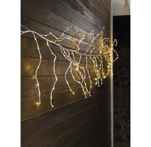 Dekorative LED-Lichterkette für den Außenbereich an einer Holzfassade