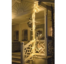 Beleuchtete Veranda mit Lichterkette, die sich um eine Säule windet