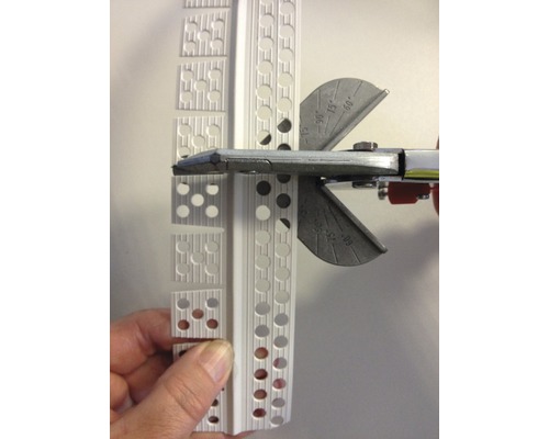 Eine Eckleiste wird mit einer Schneidezange bearbeitet.