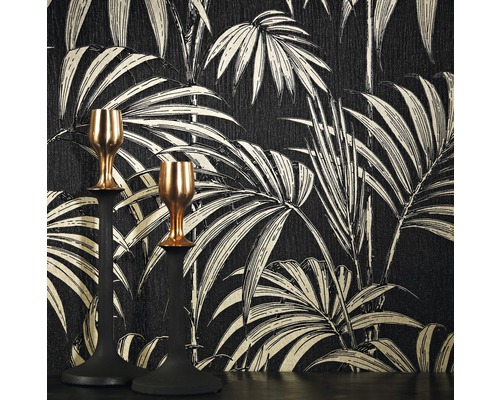 Zwei Kerzenständer vor einer Tapete mit Palmenmuster.