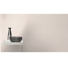 Dekorative Vase und Schale auf einem Beistelltisch