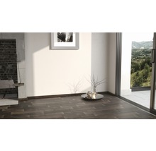 Wohnraum mit Holzboden, Kamin und Fenster mit Blick auf die Natur