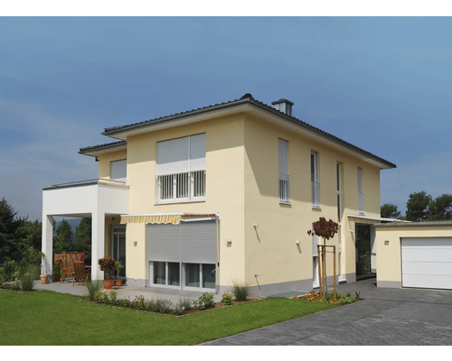 Hausfassade mit Rollläden und Markise