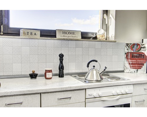 Küchenszene mit Küchenutensilien auf der Arbeitsplatte