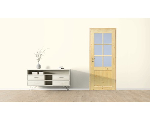 Helles Zimmer mit Kommode und Holztür mit Glaseinsatz