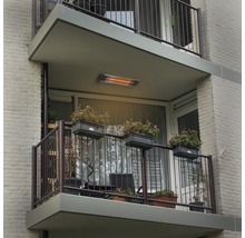 Balkon mit Heizstrahler und Blumenkästen an den Geländern