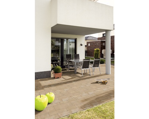 Terrasse mit Pflastersteinen, Gartentisch und Stühlen