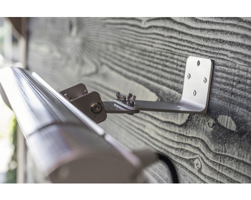 Detailansicht einer an einer Holzwand montierten Markisenhalterung