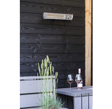 Terrassenszene mit Heizstrahler, Tisch, Weinflasche und Gläsern vor dunkler Holzvertäfelung