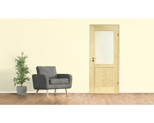 Zimmertür aus Holz mit Glaseinsatz neben einem Sessel und einer Topfpflanze