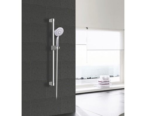 Duschset mit Brausestange im Badezimmer