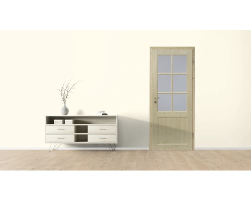 Zimmertür aus Holz mit Glaseinsatz neben einem Sideboard