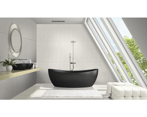 Modernes Badezimmer mit freistehender Badewanne, Waschtisch und Dachfenster für Tageslicht