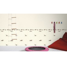 Kinderzimmer mit Pferdetapete, Sprossenwand, Trampolin und Sitzsack