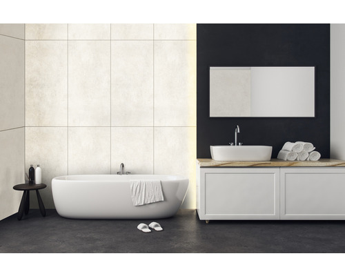 Badezimmer mit Badewanne, Waschtisch, Spiegel und Handtüchern