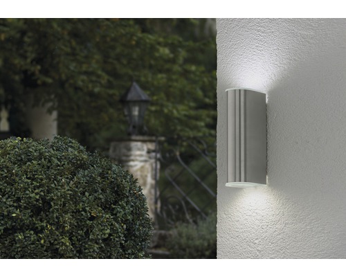 Außenwandleuchte aus Metall an einer Wand