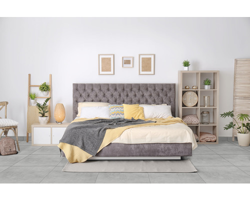 Schlafzimmer mit Bett, Nachttisch, Regal und Dekoration