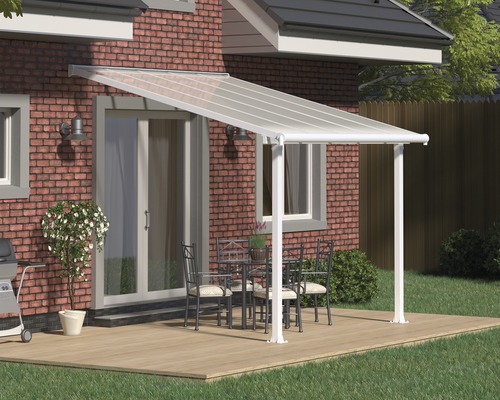 Terrassenüberdachung Palram – Canopia Olympia 3x3 307 x 295 cm weiß Terrassenüberdachung mit Tisch und Stühlen auf einer Holzterrasse vor einem Backsteinhaus