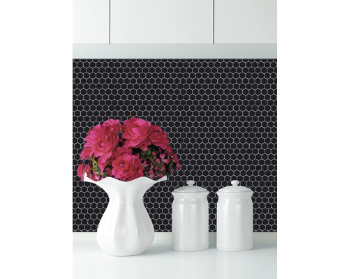 Wandgestaltung mit sechseckigen Fliesen, Blumenvase und Vorratsdosen