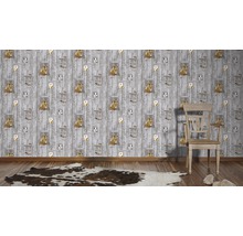 Zimmer mit Fototapete mit Pferde- und Tiermotiven sowie Holzstuhl und Kuhfellteppich